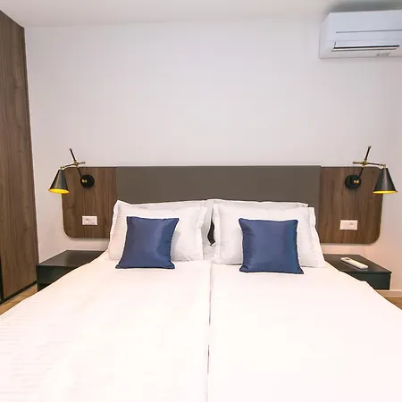 Deluxe Two-bedroom Near Center * 마카르스카