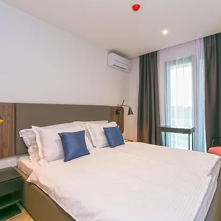 Deluxe Two-bedroom Near Center 아파트