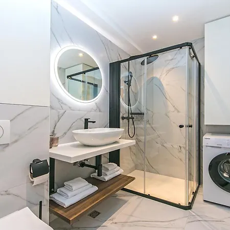 Deluxe Two-bedroom Near Center 마카르스카