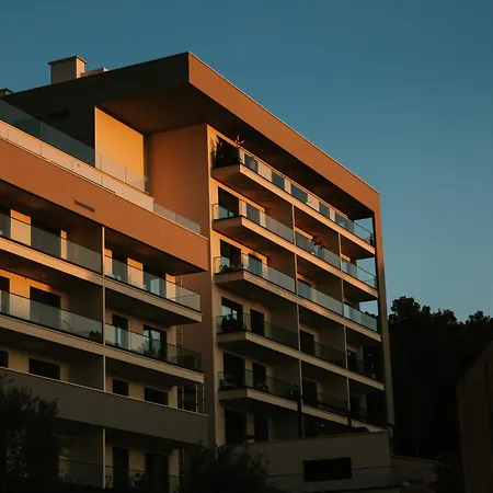 Deluxe Two-bedroom Near Center 아파트