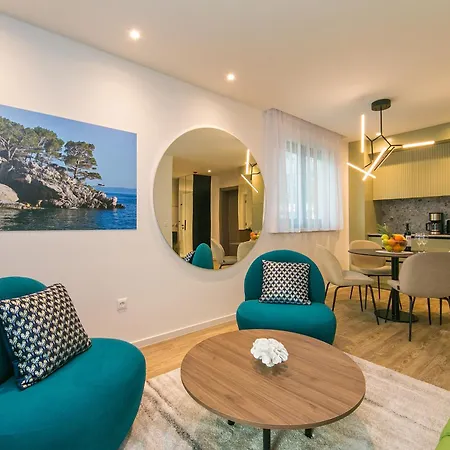 Deluxe Two-bedroom Near Center 아파트 *