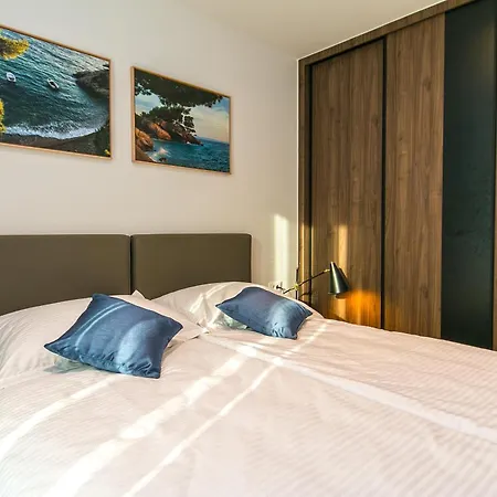 Deluxe Two-bedroom Near Center * 마카르스카
