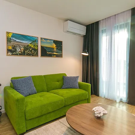 Deluxe Two-bedroom Near Center