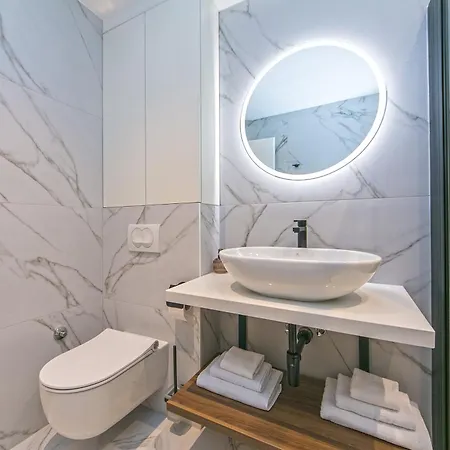 Deluxe Two-bedroom Near Center 아파트 *