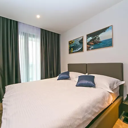 Deluxe Two-bedroom Near Center 아파트 *