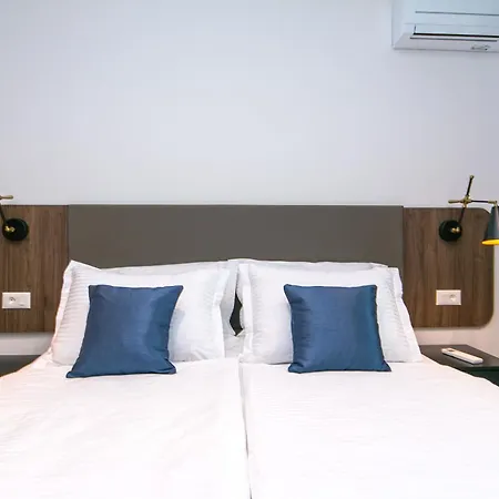 Deluxe Two-bedroom Near Center 마카르스카