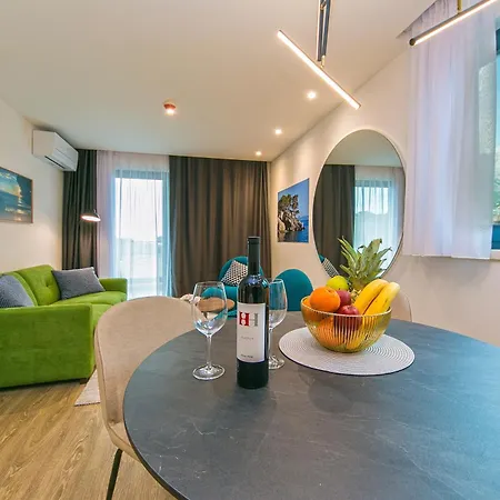 Deluxe Two-bedroom Near Center *