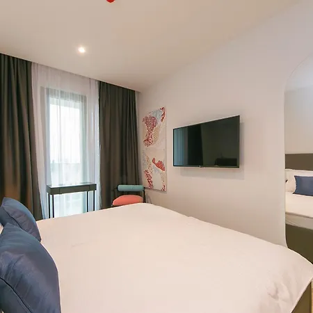 Deluxe Two-bedroom Near Center 마카르스카