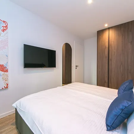 Deluxe Two-bedroom Near Center 아파트 *