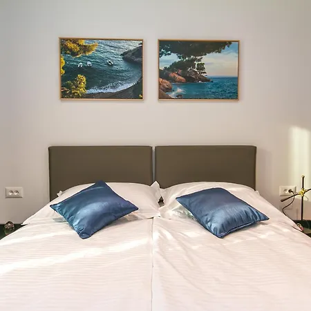 아파트 Deluxe Two-bedroom Near Center
