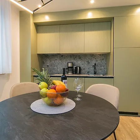 아파트 Deluxe Two-bedroom Near Center *