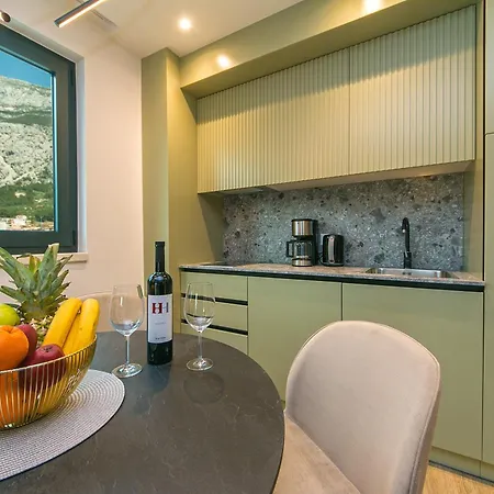 Deluxe Two-bedroom Near Center